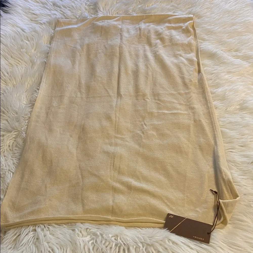 KERISMA WOOL  Elegant Cream Poncho on size length 35” wide 20” - Picture 8 of 8